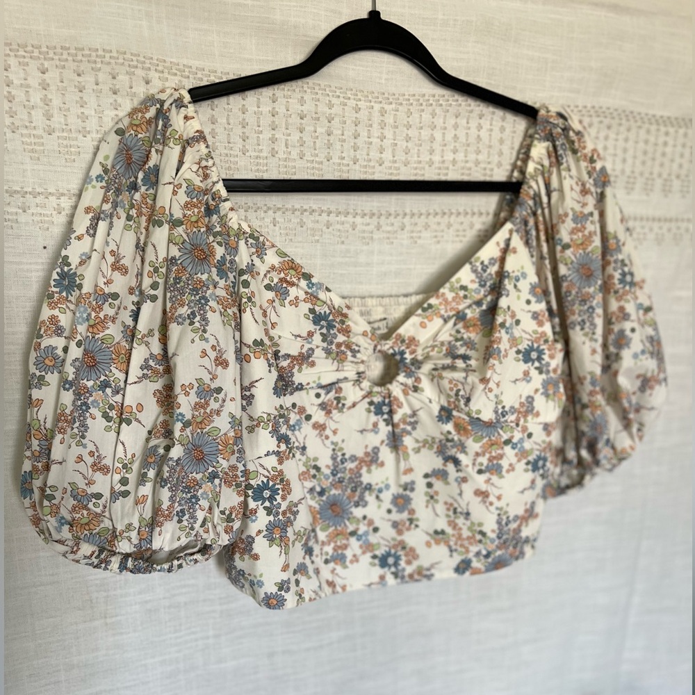 Abercrombie puff sleeve cropped blouse, keyhole detail